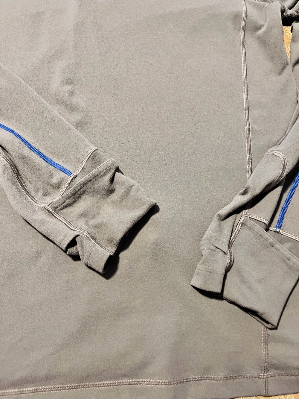 Lululemon Men's Large Grey Long Sleeve 1/4 Zip Pullover Top with Blue Trim - Picture 2 of 7
